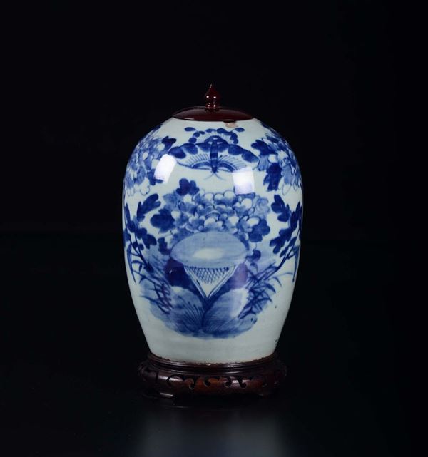 A blue and white potiche and wooden cover, China, Qing Dynasty, 19th century