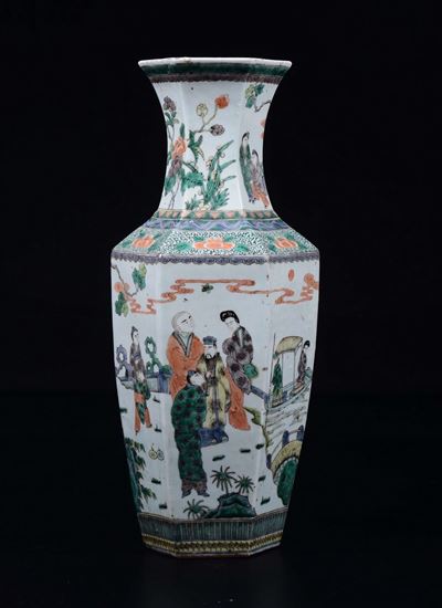 Vaso in Porcellana Famiglia Verde Raffigurante Attendenti con Fanciulli e Corteo, Cina, Dinastia ...