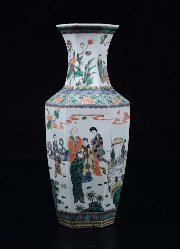 Vaso in porcellana Famiglia Verde raffigurante attendenti con fanciulli e corteo, Cina, Dinastia Qing, XIX secolo