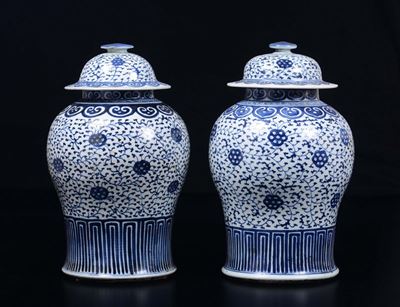 Due Potiches in Porcellana Bianca e Blu con Coperchio, Cina, Dinastia Qing, XIX Secolo