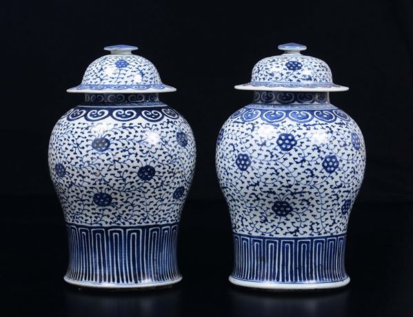 Due potiches in porcellana bianca e blu con coperchio, Cina, Dinastia Qing, XIX secolo
