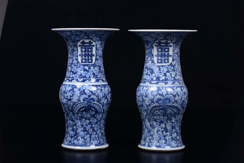 Coppia di vasi in porcellana bianca e blu con ideogrammi, Cina, Dinastia Qing, XIX secolo  - Asta Chinese Works of Art - Cambi Casa d'Aste
