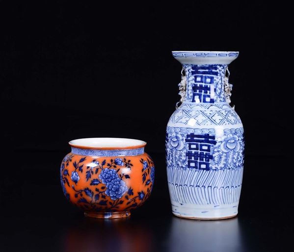 An orange-ground porcelain jardinière and a blue and white vase, China, Qing Dynasty, 19th century