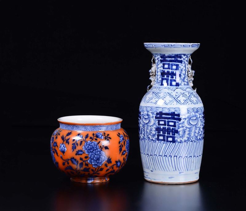 Lotto composto da una giardiniera in porcellana a fondo arancione ed un vaso in porcellana bianca e blu, Cina, Dinastia Qing, XIX secolo  - Asta Chinese Works of Art - Cambi Casa d'Aste