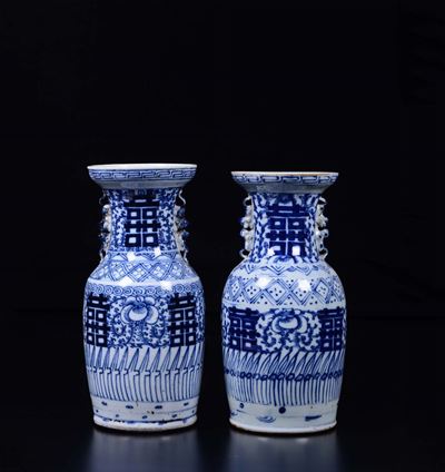 Due Vasi in Porcellana Bianca a Blu a Doppia Ansa, Cina, Dinastia Qing, XIX Secolo