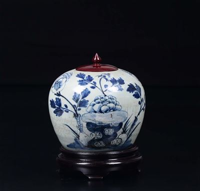 Potiche in Porcellana Bianca e Blu a Decoro Floreale con Coperchio in Legno, Cina, Dinastia Qing,...