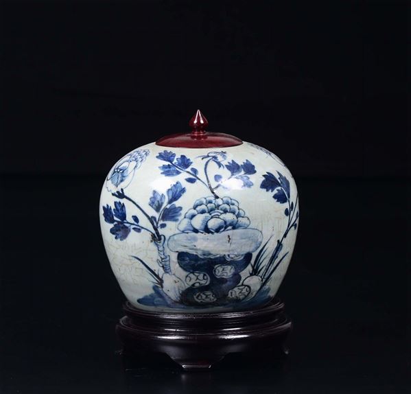 A blue and white potiche and wooden cover with floral decoration, China, Qing Dynasty, 19th century
