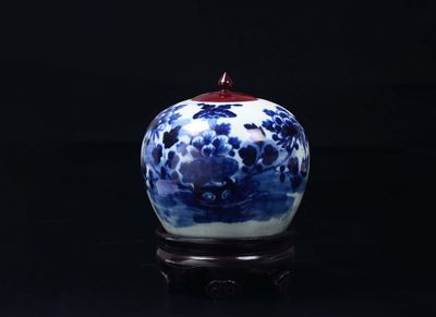 Potiche in Porcellana Bianca e Blu a Decoro Floreale, Cina, Dinastia Qing, XIX Secolo