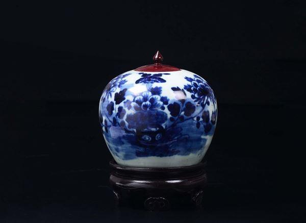A blue and white potiche and wooden cover with floral decoration, China, Qing Dynasty, 19th century
