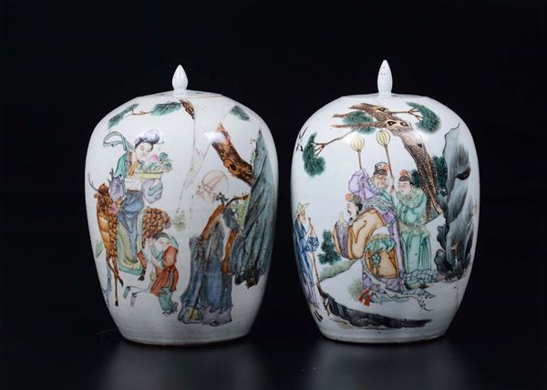 Coppia di potiches in porcellana a smalti policromi con personaggi ed iscrizioni, Cina, Dinastia Qing, XIX secolo