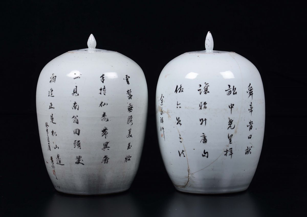 Coppia di Potiches in Porcellana a Smalti Policromi con Personaggi ed Iscrizioni, Cina, Dinastia ...