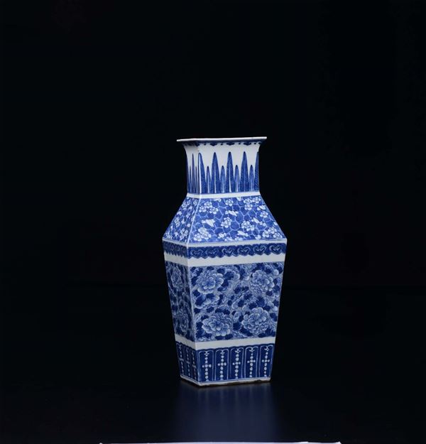 A blue and white squared vase, China, Qing Dynasty, 19th century
