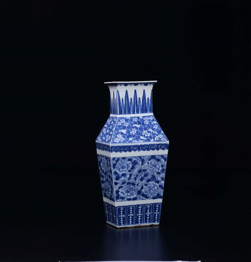 Vaso in porcellana bianca e blu a base quadrata, Cina, Dinastia Qing, XIX secolo  - Asta Chinese Works of Art - Cambi Casa d'Aste
