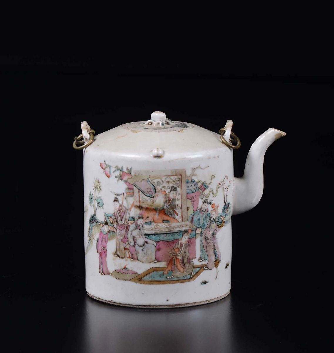 Teiera in Porcellana a Smalti Policromi con Personaggi, Cina, Dinastia Qing, Fine XIX Secolo