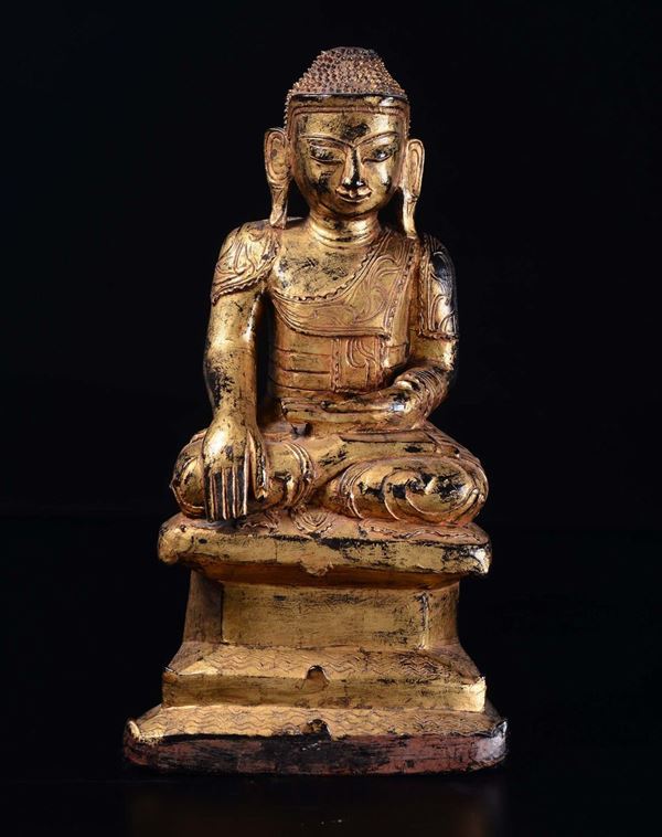 Figura di Buddha in legno dorato, Thailandia, inizio XX secolo