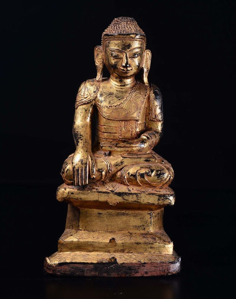 Figura di Buddha in legno dorato, Thailandia, inizio XX secolo  - Asta Chinese Works of Art - Cambi Casa d'Aste