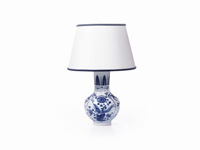Vaso in Porcellana Bianca e Blu a Decoro Naturalistico Montato a Lampada, Cina, Dinastia Qing, XI...