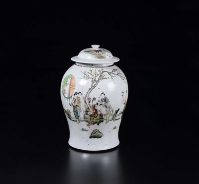 Potiche con Coperchio in Porcellana a Smalti Policromi con Figure di Guanyin ed Iscrizioni, Cina,...