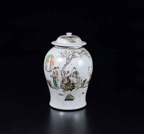 Potiche con coperchio in porcellana a smalti policromi con figure di Guanyin ed iscrizioni, Cina, Dinastia Qing, fine XIX secolo