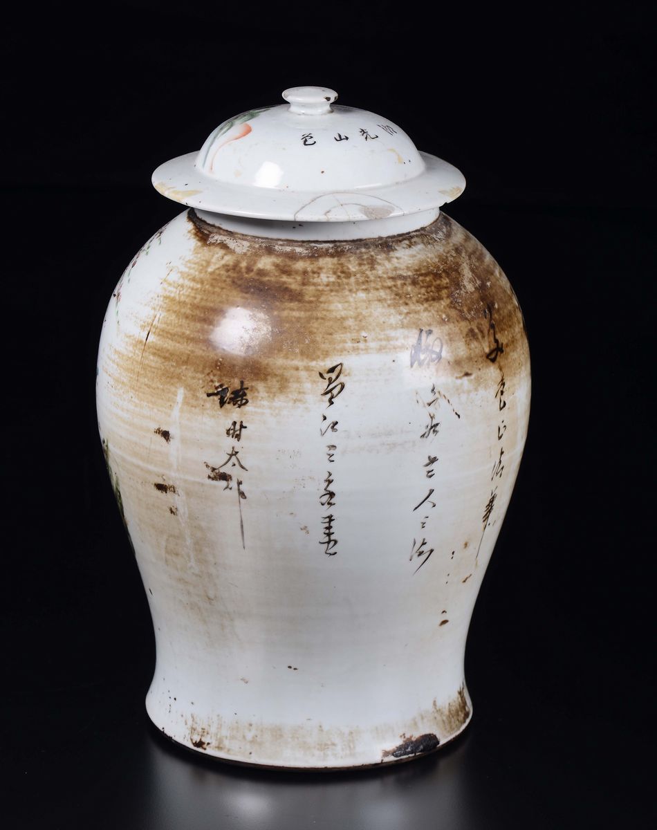 Potiche con Coperchio in Porcellana a Smalti Policromi con Figure di Guanyin ed Iscrizioni, Cina,...