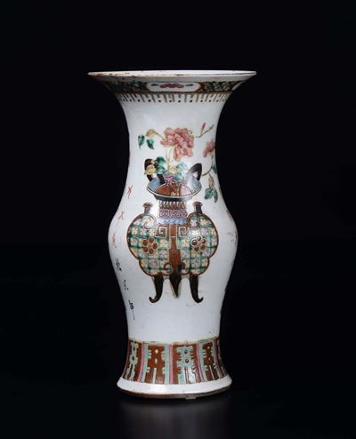 Vaso in Porcellana a Smalti Policromi con Decoro di Vasi di Fiori, Cina, XX Secolo