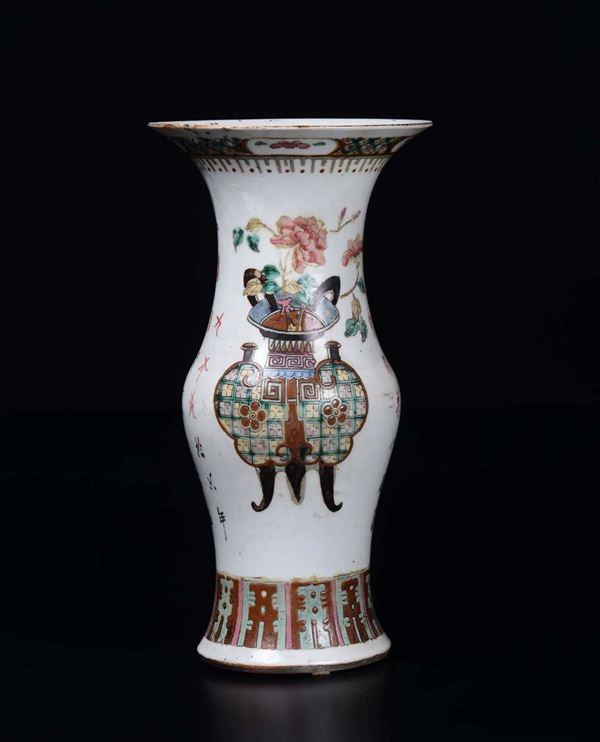 Vaso in porcellana a smalti policromi con decoro di vasi di fiori, Cina, XX secolo