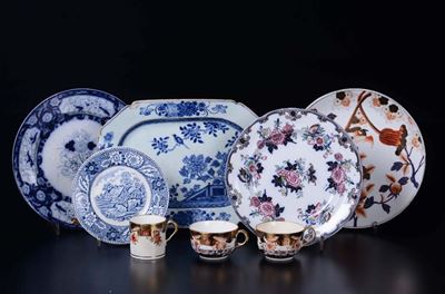 Lotto di Porcellane Composto Da: Tre Tazzine, Quattro Piatti ed un Vassoio, Cina. XIX/XX Secolo