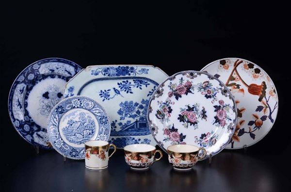 Lotto di porcellane composto da: tre tazzine, quattro piatti ed un vassoio, Cina. XIX/XX secolo