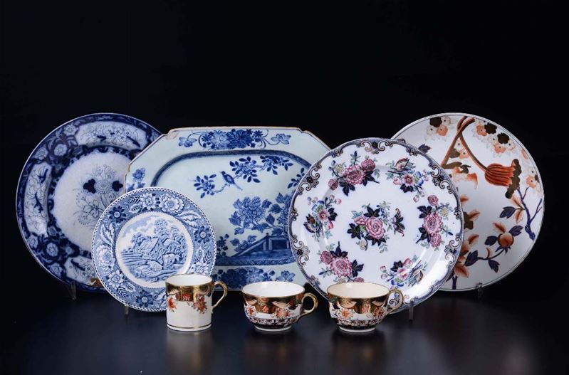 Lotto di porcellane composto da: tre tazzine, quattro piatti ed un vassoio, Cina. XIX/XX secolo  - Asta Chinese Works of Art - Cambi Casa d'Aste