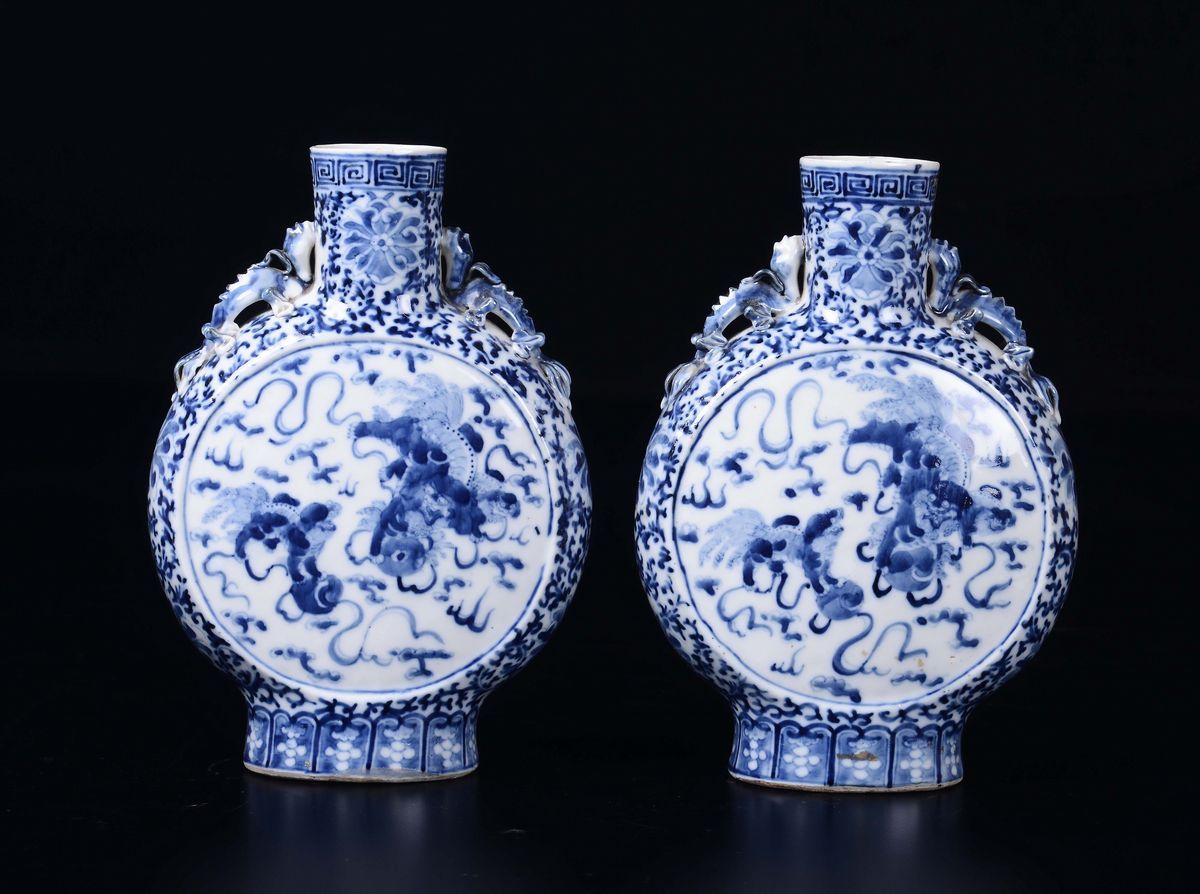Coppia di Fiasche in Porcellana Bianca e Blu con Cani di Pho, Cina, XX Secolo