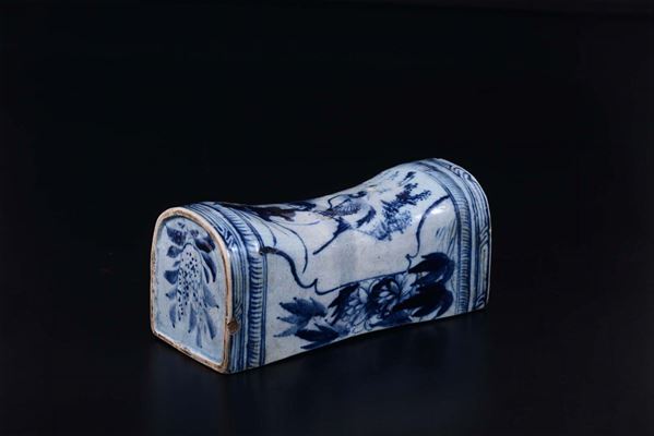 Lotto composto da cuscino in porcellana bianca e blu, Cina, Dinastia Qing, XIX secolo