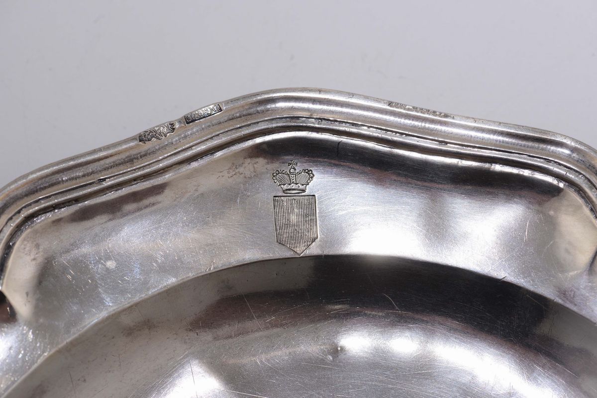 Piatto in Argento Sbalzato, Bollo del Console Dimitrio Gullotta, Palermo Anno 1800