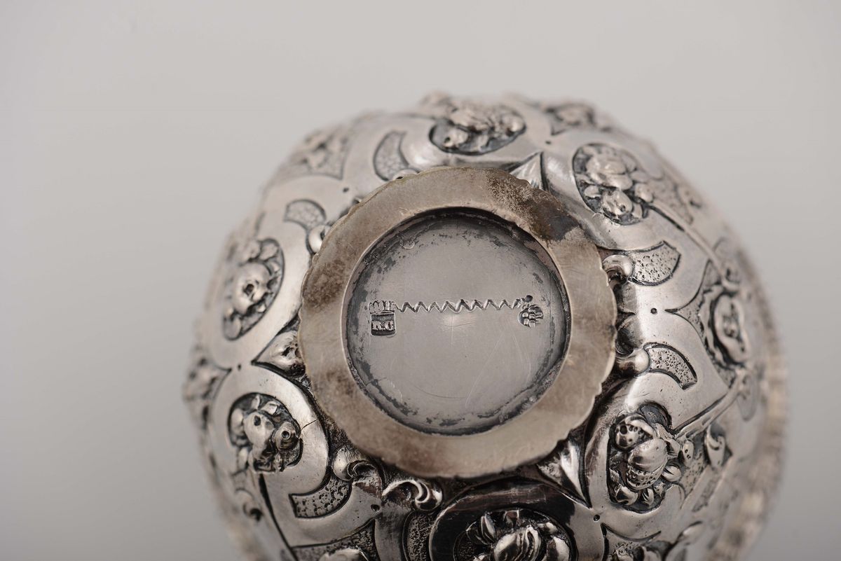 Doppia Coppa Potoria in Argento Sbalzato e Cesellato, Germani '700, Argentiere Rc con Corona, Aus...