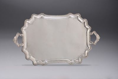 Guantiera in Argento Sbalzato, Fuso e Cesellato, Venezia, Seconda Metà XVIII Secolo. Marchio di G...