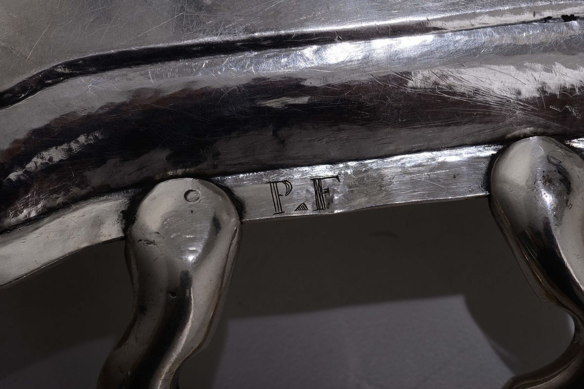 Guantiera in Argento Sbalzato, Fuso e Cesellato, Venezia, Seconda Metà XVIII Secolo. Marchio di G...