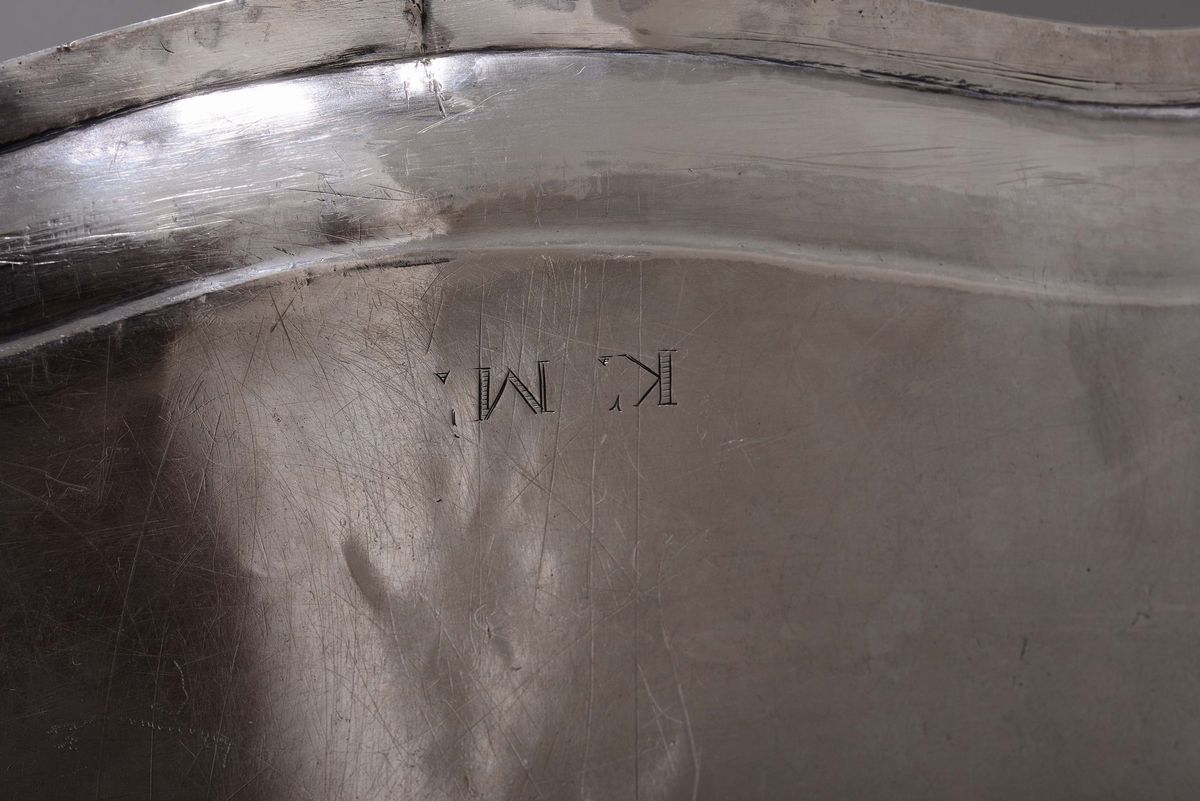 Guantiera in Argento Sbalzato, Fuso e Cesellato, Venezia, Secondo Quarto XVIII Secolo, Contrasseg...