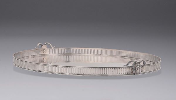 Vassoio in argento sbalzato, fuso e cesellato, manifattura austro ungarica (?), marchi di titolo e dell’argentiere della prima metà del XIX sec.