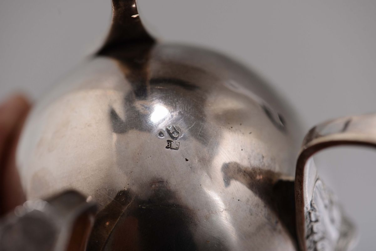 Caffettiera in Argento Sbalzato, Fuso e Cesellato, Napoli, Prima Metà XIX Secolo, Marchio di Gara...
