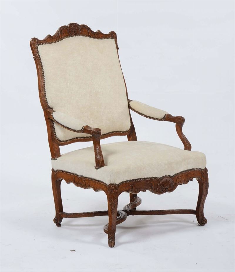 Poltrona in legno di noce intagliato, XIX secolo  - Asta Antiquariato - Cambi Casa d'Aste