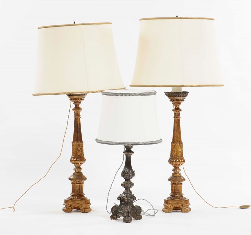 Lotto di tre lumi da terra in legno intagliato, XIX-XX secolo  - Asta Antiquariato - Cambi Casa d'Aste