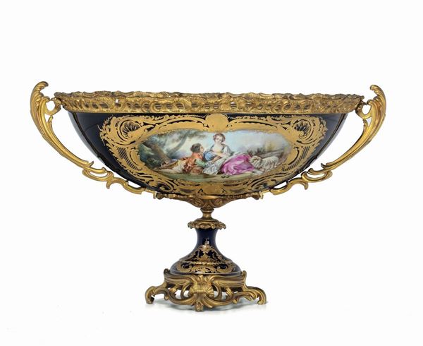 Coppa biansata in porcellana e bronzo dorato, XIX secolo