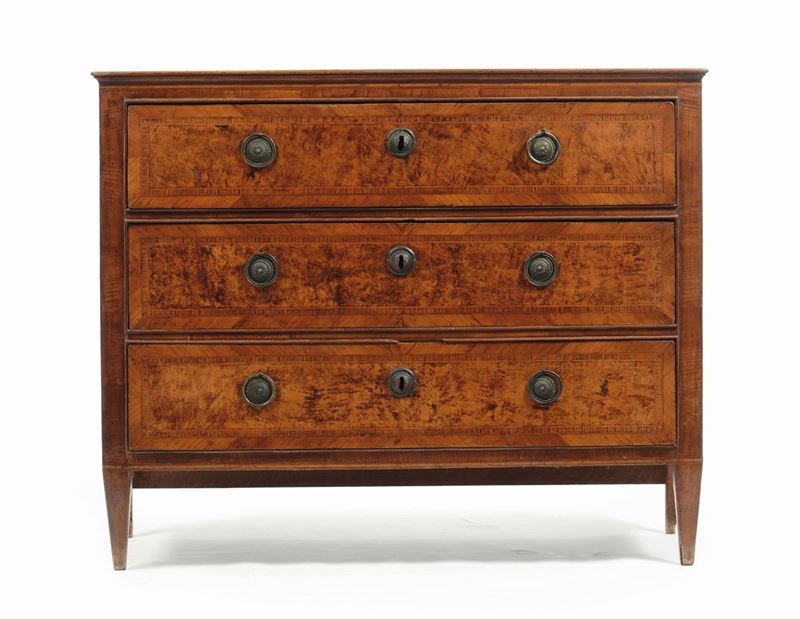 Comò in radica a tre cassetti, XVIII secolo  - Auction Fine Art - Cambi Casa d'Aste