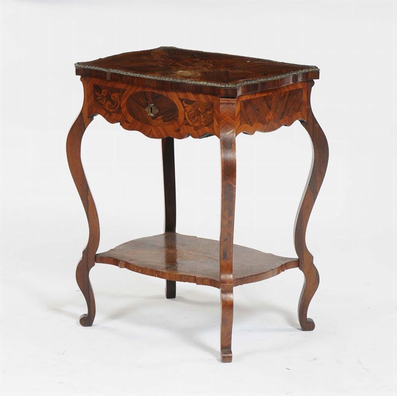 Tavolino da lavoro Carlo X lastronato ed intarsiato, fine XIX secolo  - Asta Antiquariato - Cambi Casa d'Aste