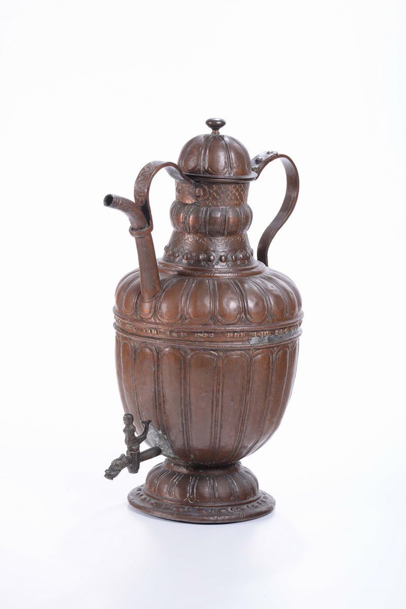 Versatoio in rame sbalzato, XVII secolo  - Asta Antiquariato - Cambi Casa d'Aste