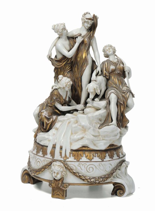 Grande gruppo in porcellana bianca e oro con figure, XX secolo
