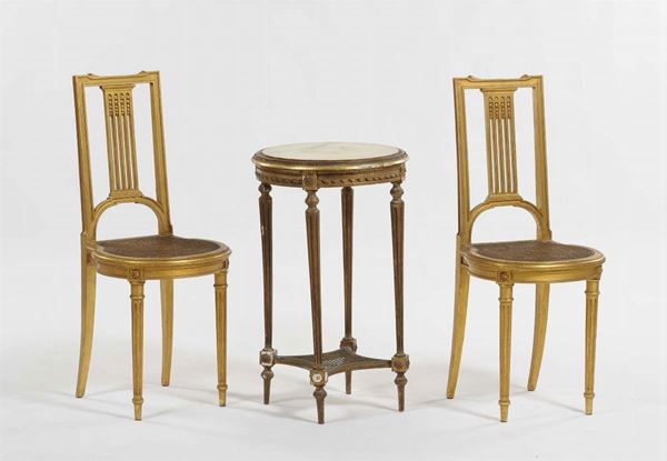Tavolinetto e due sedie dorate in stile Luigi XVI