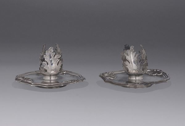 Coppia di piattini trembleuse in argento sbalzato e cesellato, Genova, ultimo quarto XVIII secolo, bollo della Torretta per l'anno 1792 (?)