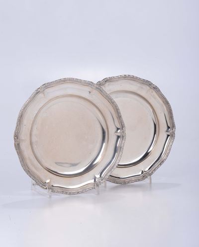 Coppia di Piatti in Argento in Stile Barocchetto ed un Vassoietto Ovale