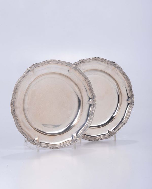 Coppia di piatti in argento in stile barocchetto ed un vassoietto ovale