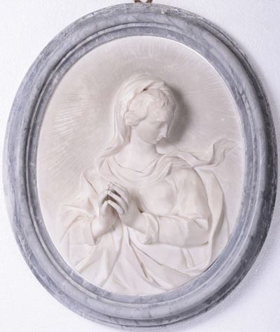 Ovale in Marmo Bianco con Cornice in Grigio Bardiglio Contenente Rilievo Raffigurante Madonna Ora...